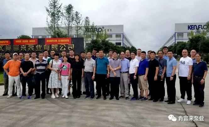 与会人员在遵义兰州志天大型活动策划有限公司有限公司大门口合影留念